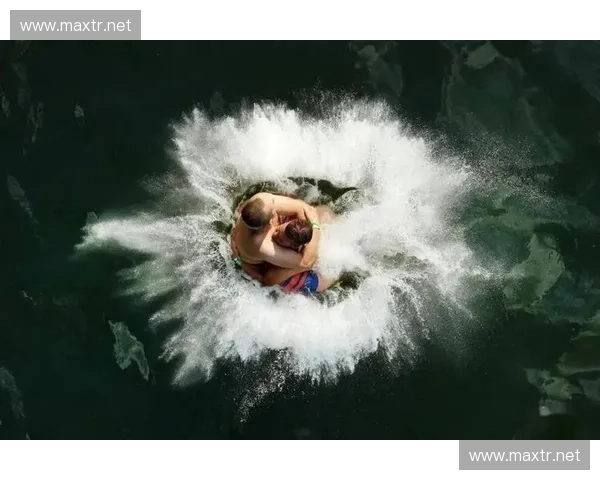 跳水赛事全程直播精彩呈现 高空飞跃与水花交织的视觉盛宴